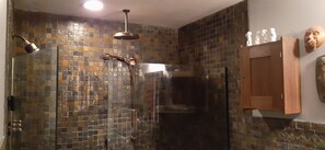 تجهيزات دش، مجففات شعر، مناشف، صابون