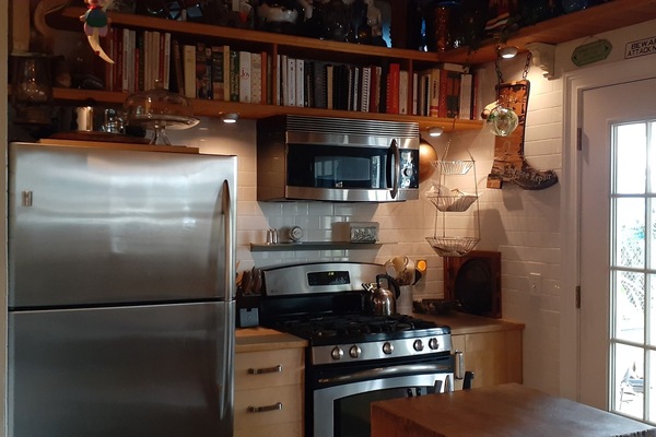 Geladeira grande, micro-ondas, fogão, cooktop