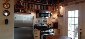 Großer Kühlschrank, Mikrowelle, Ofen, Herdplatte