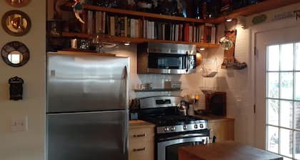 Quiet Garden Retreat Downtown Orlando - Private Apartment, Shared Pool and Patio