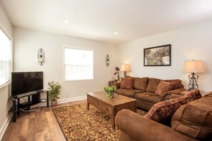 TV, offices - Entire 2Bd in Most Convenient San Diego Location (San Diego)