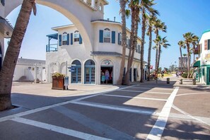 Exterior - Pacific Beach Apartment: Parking & Beach Access (San Diego)