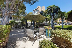 Outdoor dining - Pacific Beach Apartment: Parking & Beach Access (San Diego)