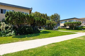 Property grounds - PB Local Living Less than a Block from the Beach (San Diego)