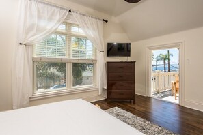 3 bedrooms, iron/ironing board, WiFi, bed sheets - Beautiful, Large Home - Bay Views and Parking! (San Diego)