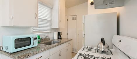 Réfrigérateur, four à micro-ondes, un four, surface de cuisson