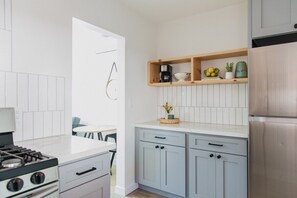 Fridge, microwave, oven, stovetop - Modern Comfort & Design in Amazing South Park! (San Diego)