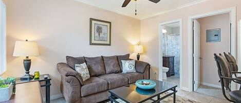 Una televisión, una oficina