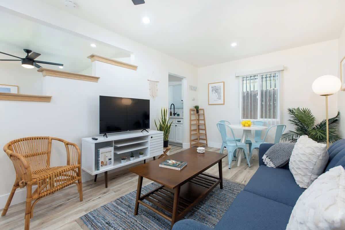 Una televisión, una oficina