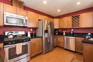 Fridge, microwave, oven, stovetop - Entire 2bd - Most Convenient Location of San Diego (San Diego)