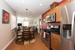 Fridge, microwave, oven, stovetop - Entire 2bd - Most Convenient Location of San Diego (San Diego)