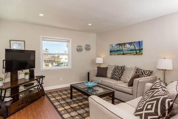 TV, offices - Entire 2bd - Most Convenient Location of San Diego (San Diego)