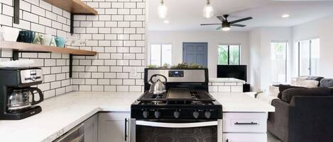 Réfrigérateur, micro-ondes, four, plaque de cuisson