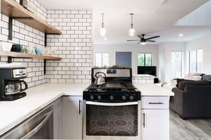 Fridge, microwave, oven, stovetop - Steps to Sunset Cliffs Beaches + Walk to OB (San Diego)