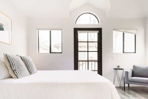 3 bedrooms, iron/ironing board, WiFi, bed sheets - Cove Beach House: Steps to Sand & Surf! (San Diego)