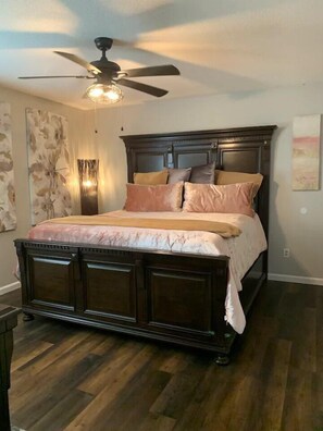 3 bedrooms, iron/ironing board, WiFi, bed sheets - Modern & Marvelous-  3 bed 2 bath East Memphis Gem   (Memphis)