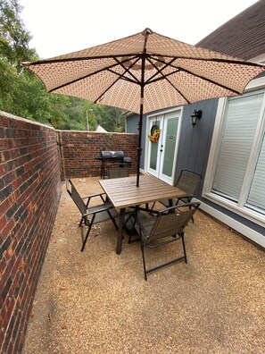 Outdoor dining - Modern & Marvelous-  3 bed 2 bath East Memphis Gem   (Memphis)