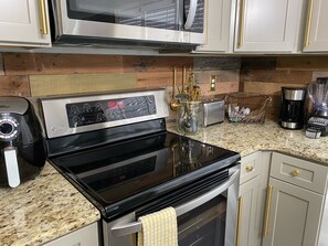 Refrigerador, microondas, horno y parrilla de estufa 