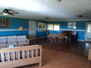 Smart TV, pebolim, mesa de pingue-pongue, livros