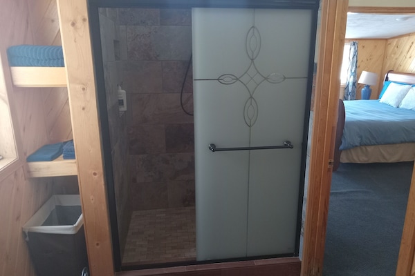 5 slaapkamers, een bureau, een strijkplank/strijkijzer, gratis wifi