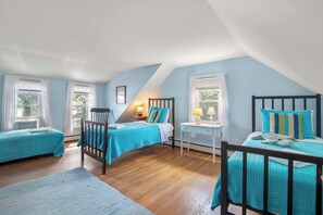 3 bedrooms, iron/ironing board, WiFi, bed sheets - Waterfront on Orleans Cove! (Orleans)