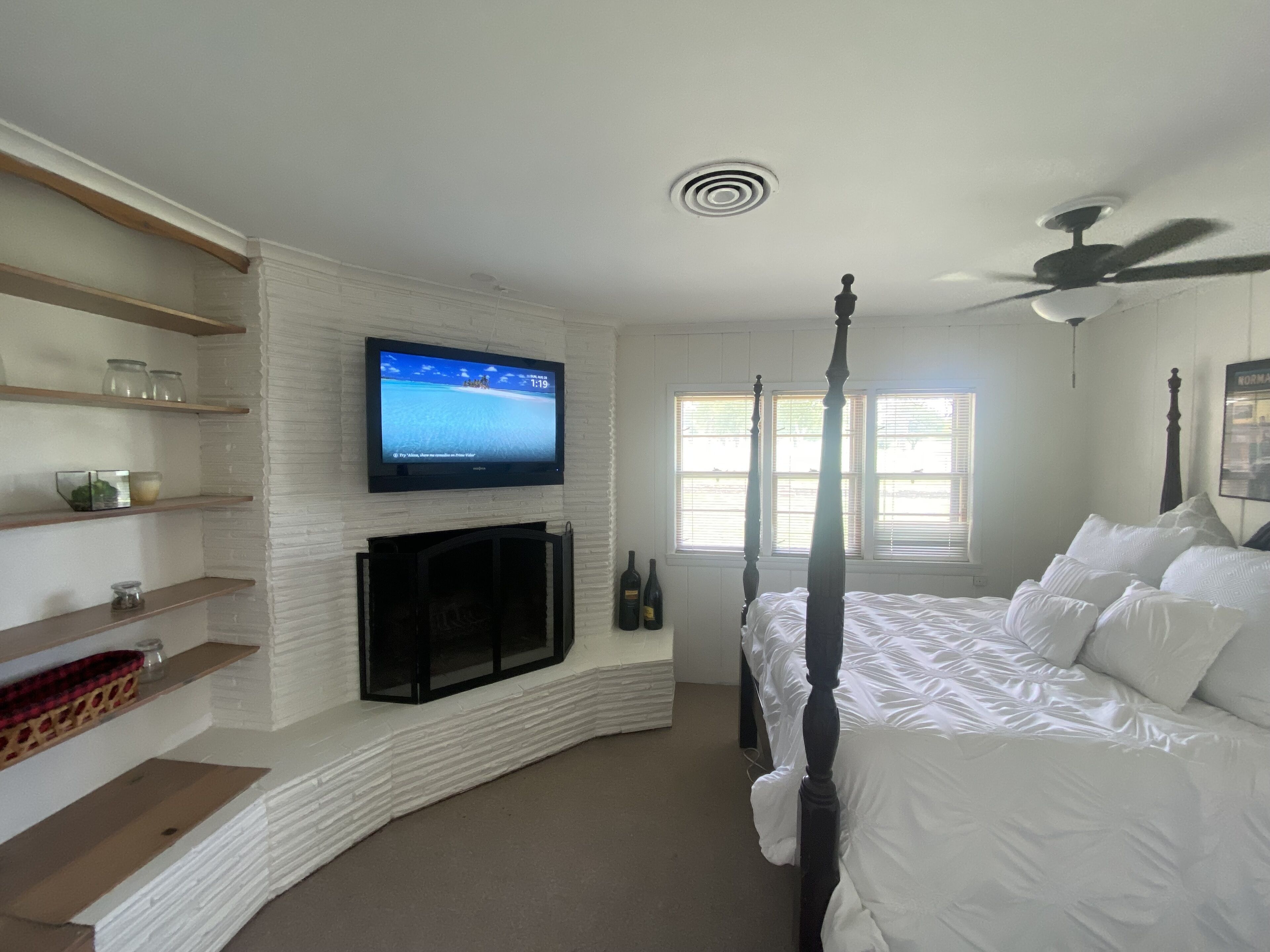 3 habitaciones, escritorio y tabla de planchar con plancha 