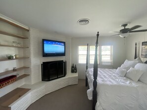 3 bedrooms, desk, iron/ironing board, travel cot