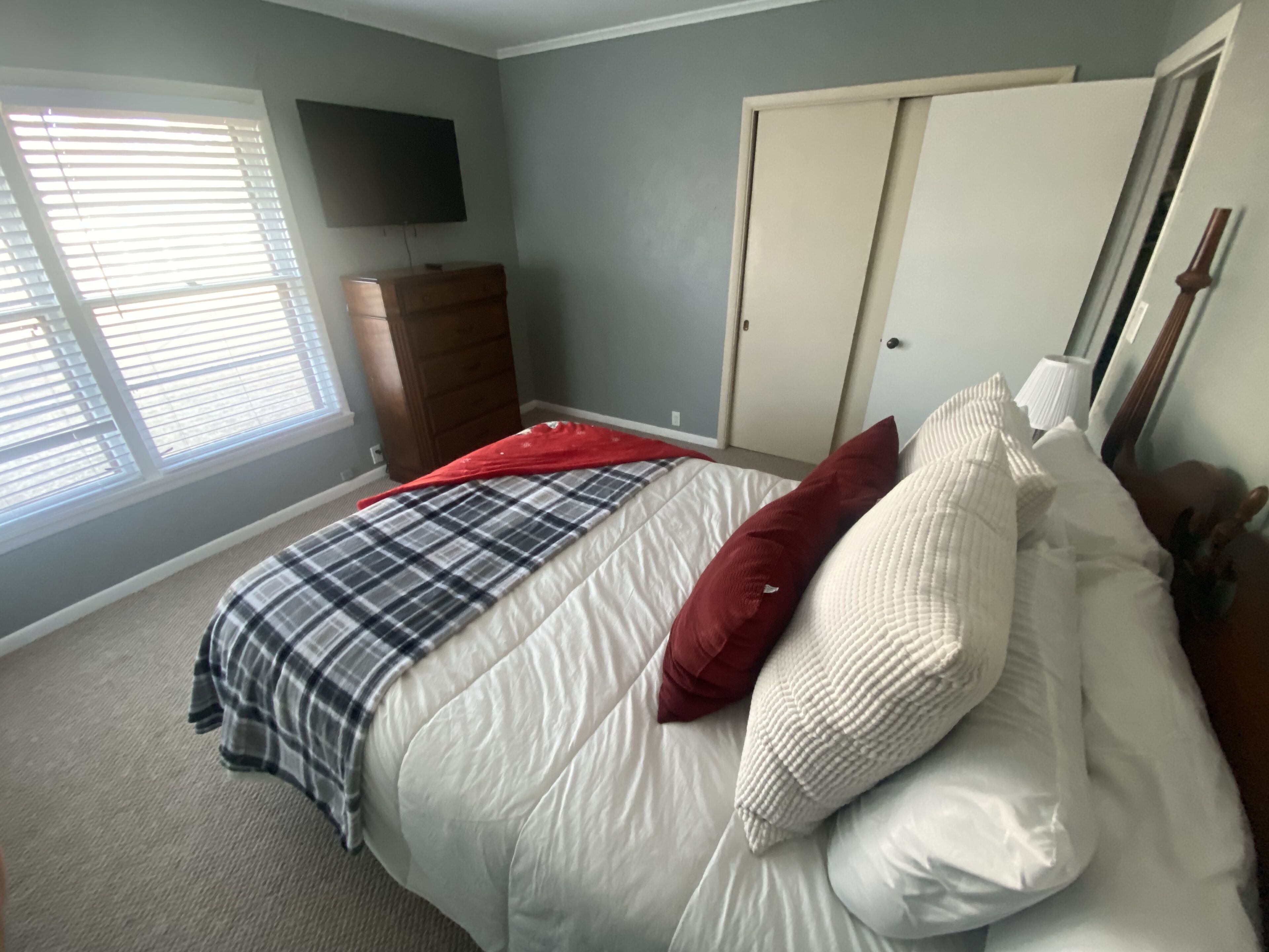 3 bedrooms, desk, iron/ironing board, travel cot