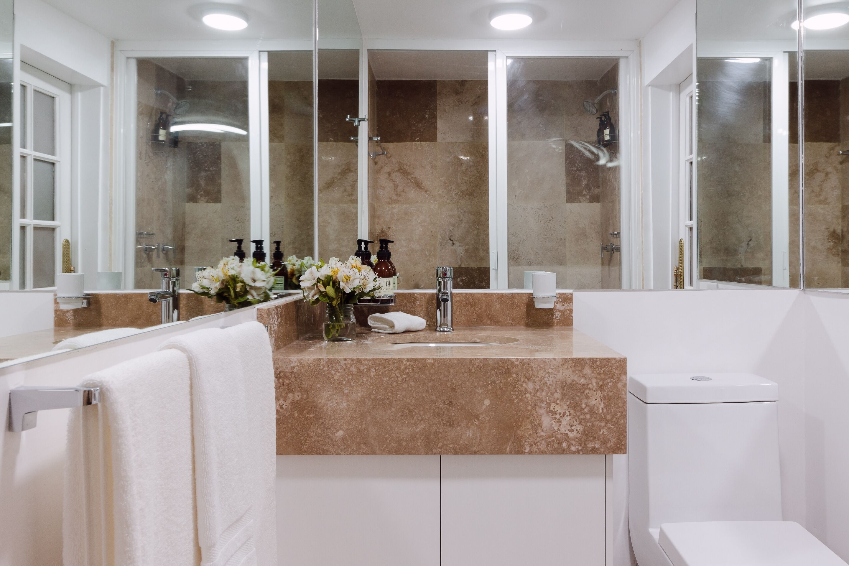 Departamento Prestigio | Baño | Regadera, regadera tipo lluvia, toallas, jabón 