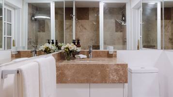 Departamento Prestigio | Baño | Regadera, regadera tipo lluvia, toallas, jabón