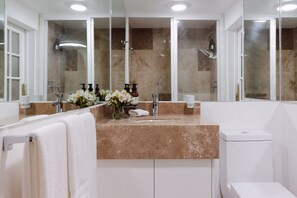 Apartemen Khas | Kamar mandi | Shower, pancuran hujan, handuk, dan sabun