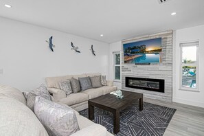 Smart-TV, Kamin, Stereoanlage