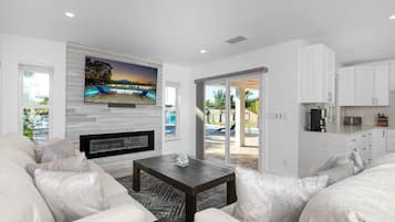 Smart TV, chimenea y estéreo