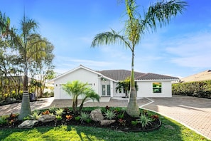 Exterior - Bonita Lake Home - Luxury taken to the next level (Bonita Springs)