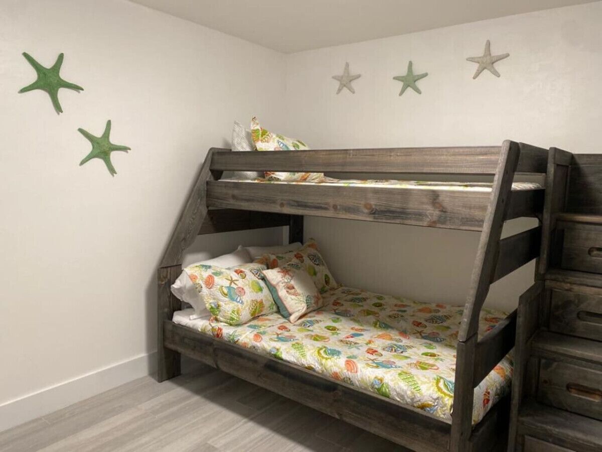 3 quartos, escrivaninha, ferros/tábuas de passar roupa, berço de viagem