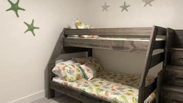 3 quartos, escrivaninha, ferros/tábuas de passar roupa, berço de viagem