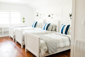 3 bedrooms, WiFi - The Chic Farmhouse- as featured on farmhouse tours (Gastonia)