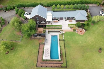 Terrace, BBQ, pool, firepit, courtyard & paddock. So much space for your group!