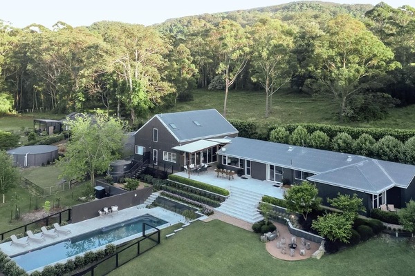 Terrace, BBQ, pool, firepit, courtyard & paddock. So much space for your group!