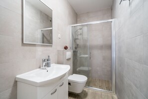 Dusche, Haartrockner, Handtücher, Seife