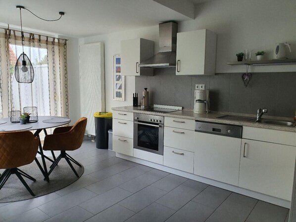 Fridge, microwave, stovetop, dishwasher