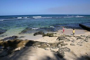 En la playa, camastros y toallas de playa 