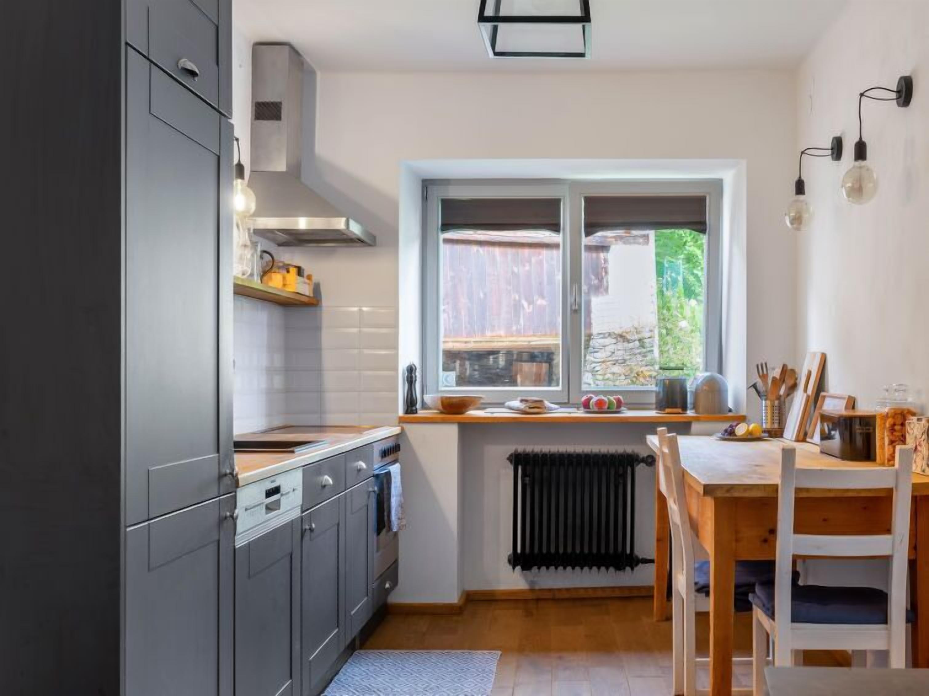 Fridge, oven, dishwasher, cookware/dishes/utensils