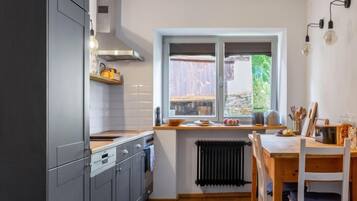 Fridge, oven, dishwasher, cookware/dishes/utensils