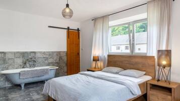 3 bedrooms, desk, internet