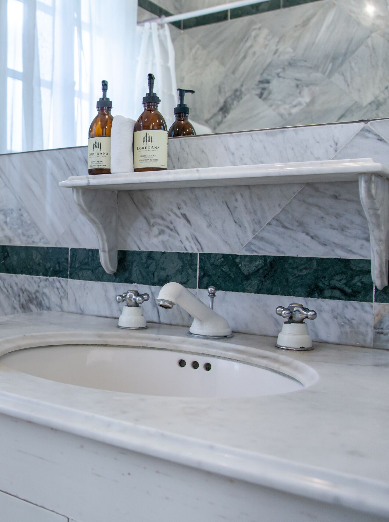 Combined shower/bathtub, hair dryer, towels, soap
