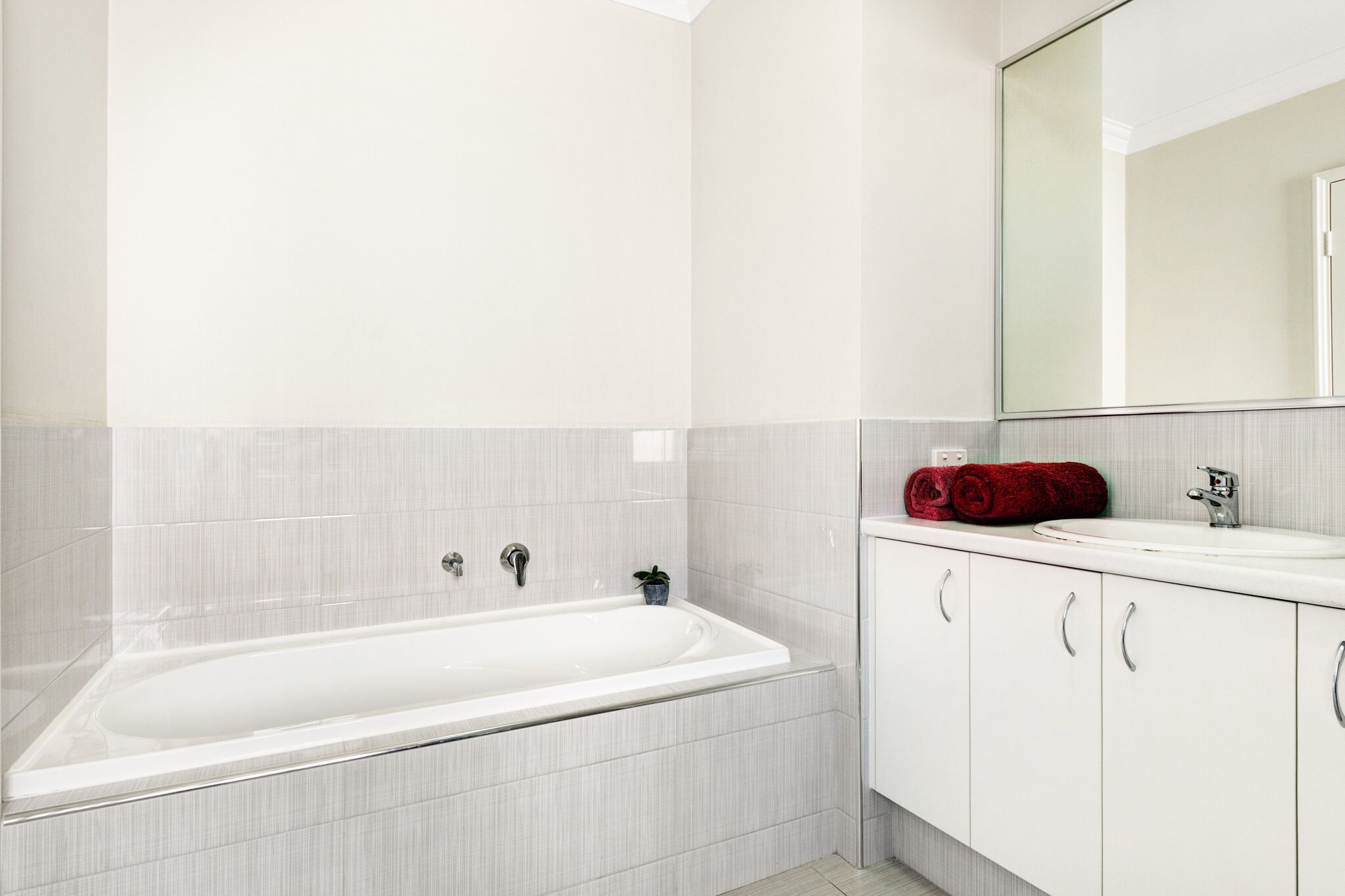 Brand New House in Central Location For Non Smokers Only — image 17