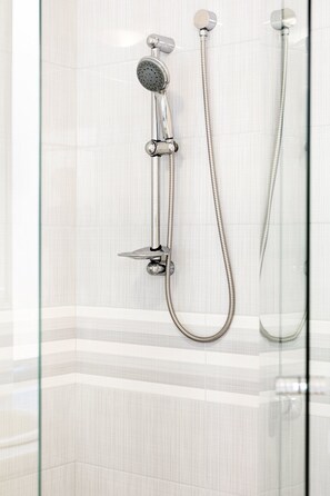 Badewanne, Haartrockner, Handtücher, Seife