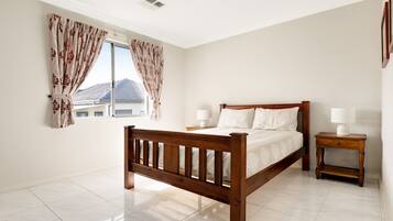 3 bedrooms, iron/ironing board, WiFi, bed sheets