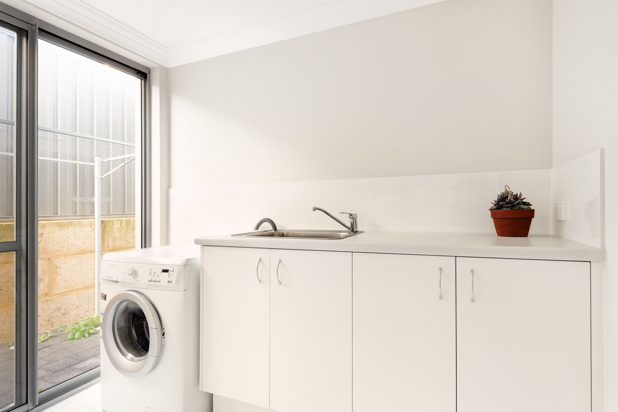 Brand New House in Central Location For Non Smokers Only — image 2
